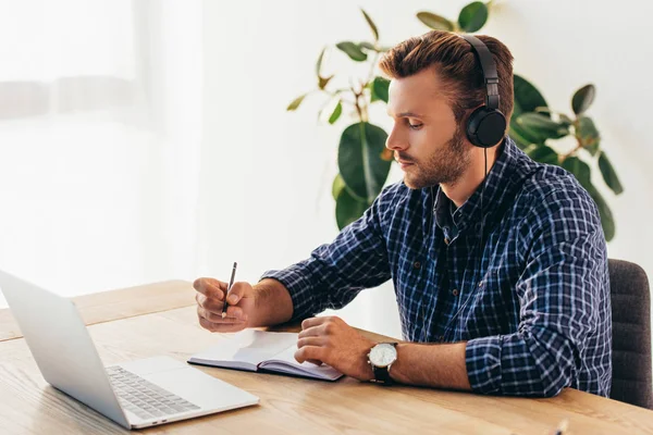 Webinar Masa Üstü Defterinde Office Ile Katılan Kulaklığımda Odaklı Adam — Stok fotoğraf