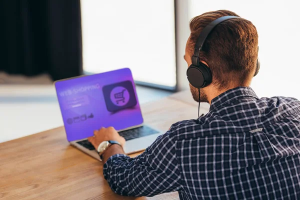 Vista Parcial Del Hombre Negocios Auriculares Usando Ordenador Portátil Con — Foto de Stock