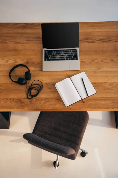 Top View Laptop Blank Screen Headphones Notebook Wooden Table Office — Free Stock Photo