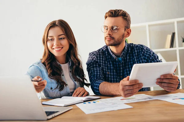 Portret Van Collega Die Deelnemen Aan Webinar Samen Office — Stockfoto