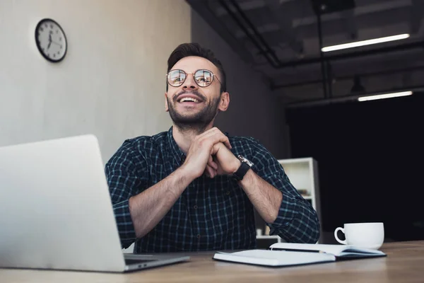 Retrato Hombre Negocios Sonriente Lugar Trabajo Con Computadora Portátil Portátil — Foto de Stock