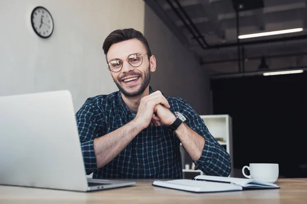 Retrato Empresario Alegre Lugar Trabajo Con Ordenador Portátil Portátil Oficina — Foto de Stock