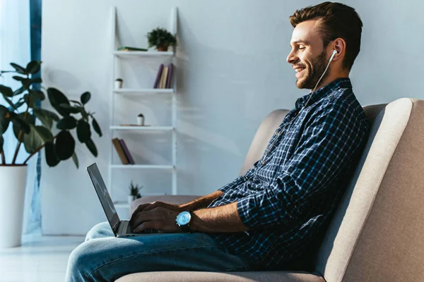 Visão Lateral Homem Sorridente Fones Ouvido Participando Webinar Casa — Fotografia de Stock