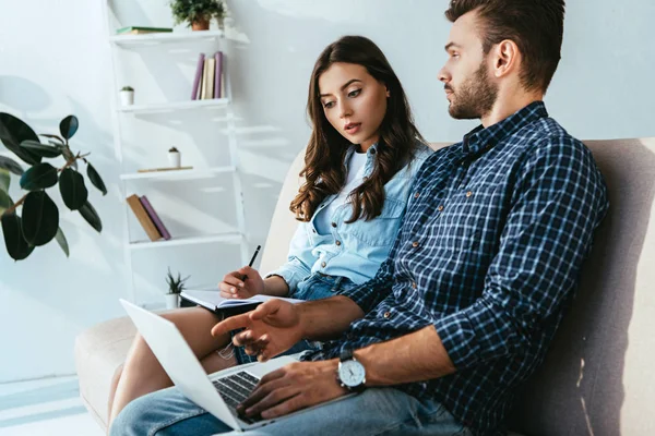 Colleagues Laptop Taking Part Webinar Together Home — Free Stock Photo