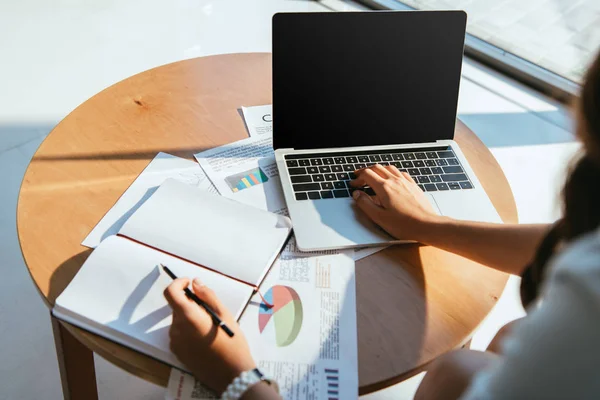 Gedeeltelijke Weergave Van Vrouw Deel Nemen Aan Webinar Tafelblad Met — Stockfoto