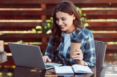 webinar alarak gitmek için kahve ile gülümseyen kadın portresi