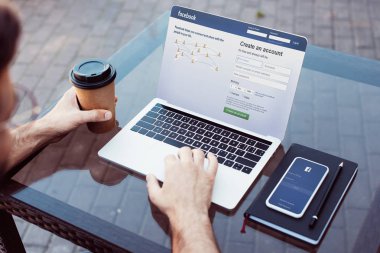 yüklü facebook sayfasında tablo Street ile dizüstü bilgisayar kullanan adam kırpılmış görüntü