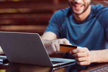 alışveriş online kredi kartı ve dizüstü Sokak kafede masada adamın kırpılmış görüntü