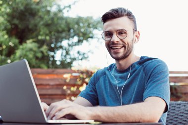 webinar katılan ve kameraya bakarak yakışıklı erkek gülümseyen