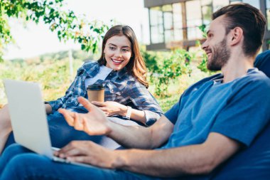mutlu meslektaşları fasulye çanta sandalyeler park ve laptop arıyor webinar katılan