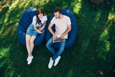fasulye çanta sandalyeler park ve smartphone vasıl arıyor webinar katılan meslektaşlarının yüksek açılı görünüş