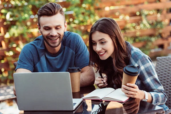 Amigos Sonrientes Mesa Con Ordenador Portátil Portátil Que Participan Webinar — Foto de Stock