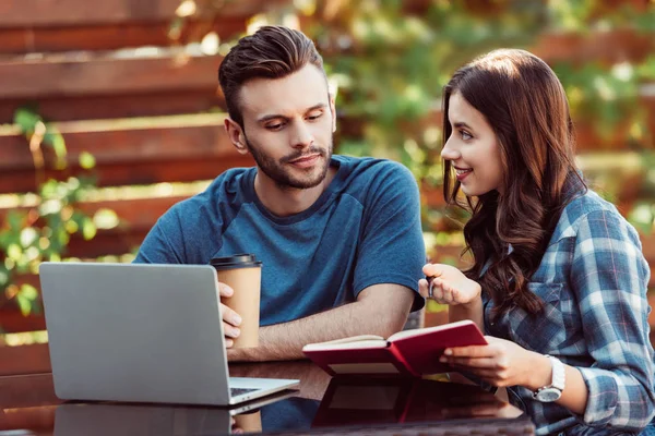 Jóvenes Amigos Mesa Con Portátil Café Para Participar Webinar Juntos — Foto de Stock