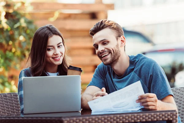 Smiling Friends Tabletop Laptop Papers Taking Part Webinar Together Cafe — Stock Photo, Image