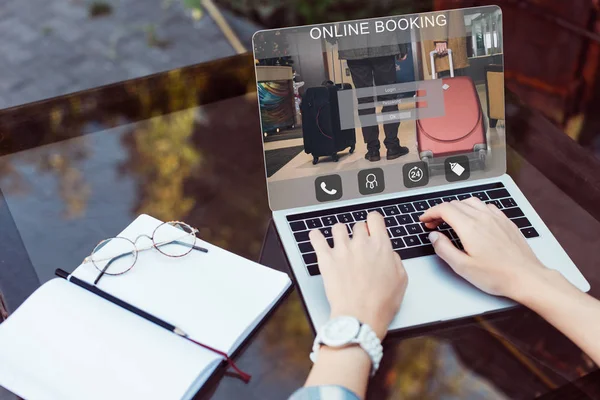 Körülvágott Kép Lány Használ Laptop Online Foglalás Készülék Utcai Kávézó — Stock Fotó