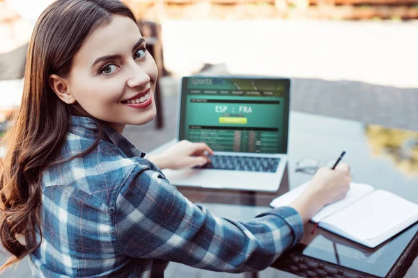 Leende Vackra Flicka Använder Laptop Med Sportsbet Sida Vid Bord — Stockfoto