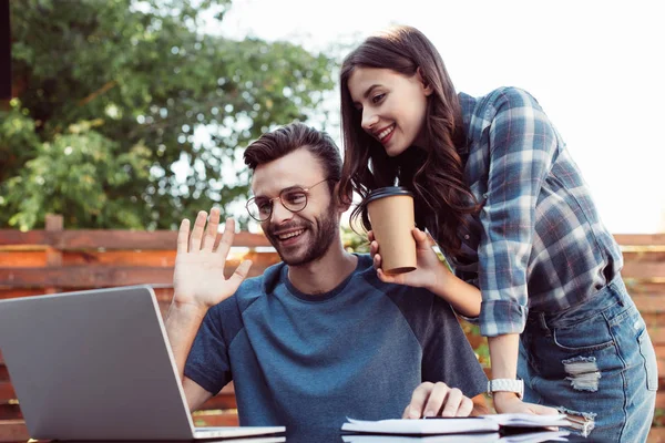 Colleghi Sorridenti Che Prendono Parte Webinar Salutano Mano — Foto Stock