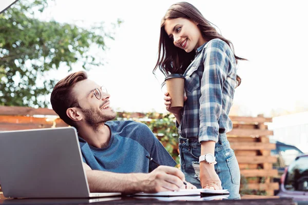 Colegas Sonrientes Que Participan Webinar Aire Libre Miran Entre — Foto de Stock