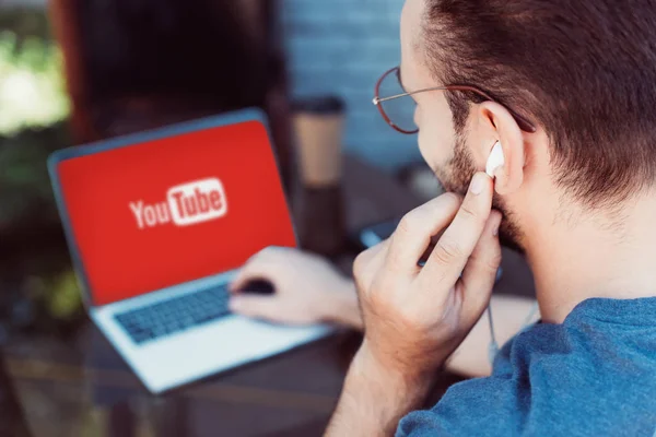 Homem Usando Laptop Com Página Youtube Mesa — Fotografia de Stock