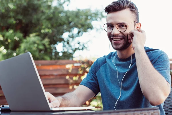 Happy Handsome Man Taking Part Webinar Looking Camera — Free Stock Photo