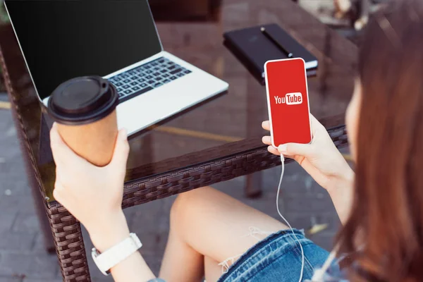 Kobieta Youtube Urządzenia Tabeli Pomocą Smartfona Przytrzymując Kawy Papier Cup — Zdjęcie stockowe