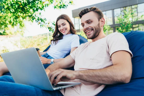 Colegas Sorridentes Que Participam Webinar Sobre Cadeiras Saco Feijão Parque — Fotografia de Stock