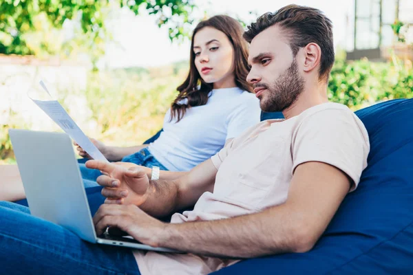 Seitenansicht Von Kollegen Die Einem Webinar Auf Sitzsäcken Park Teilnehmen — kostenloses Stockfoto