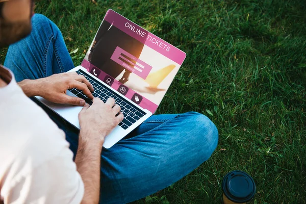 Gambar Pria Menggunakan Laptop Dengan Tiket Online Peralatan Taman — Foto Stok Gratis