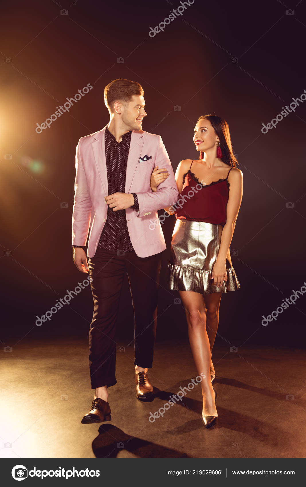 Pareja Sonriente Lujo Caminando Brazo Brazo Fiesta Noche Con Retroiluminación - Foto de stock gratis © AllaSerebrina #219029606 Pareja Sonriente Lujo Caminando Brazo Brazo Fiesta Noche Con Retroiluminación - Foto de stock gratis © AllaSerebrina #219029606
