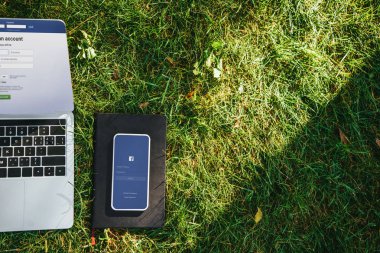 gadget'lar yüklü facebook sayfaları ile üstten görünüm Park yeşil çimenlerin üzerinde
