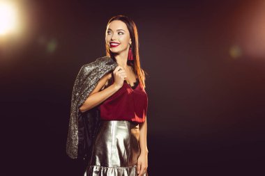 siyah sırt ile omuz üzerinde ceket ile poz glamour içinde gülümseyen genç kadın