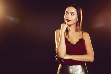 glamour elbise uzakta sırt ile siyah üzerine bakan dalgın genç kadın 