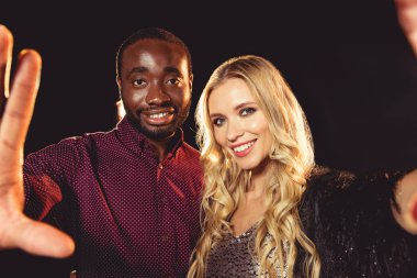 ırklararası çift selfie yeni yıl partisi ile arkadan aydınlatmalı taking 