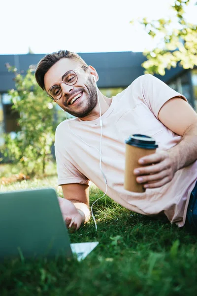 Sorrindo Bonito Homem Tomando Parte Webinar Deitado Grama Parque — Fotografia de Stock