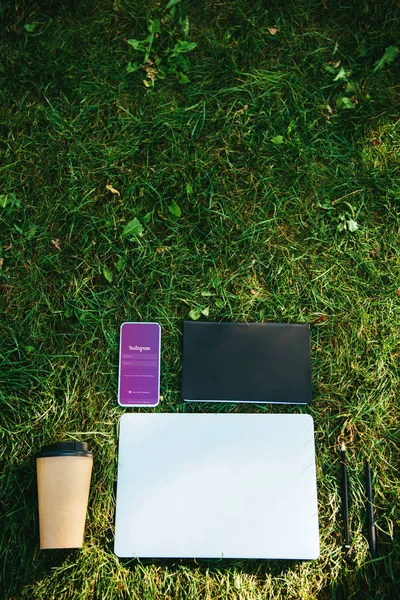 Vista Superior Del Teléfono Inteligente Con Aparato Instagram Ordenador Portátil — Foto de Stock