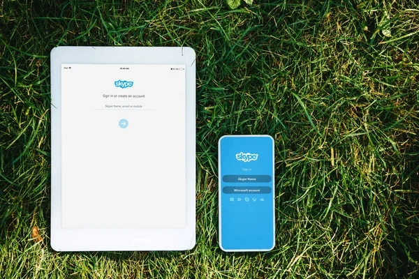 Emelt Szintű Kilátás Tabletta Smartphone Val Skype Betöltött Lapok Park — Stock Fotó