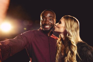 Afrika kökenli Amerikalı adam o onu yanak siyah sırt ile öpüşme sırasında kız arkadaşı ile selfie alarak