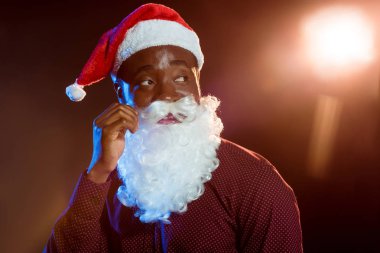 Afrika kökenli Amerikalı adam Noel Baba sakal siyah sırt ile ayarlama 