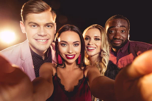 Felizes Amigos Multiculturais Glamourosos Tomando Selfie — Fotografia de Stock