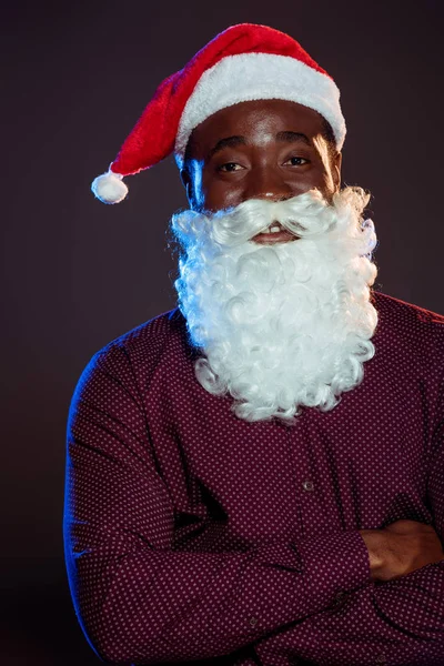 Ler Afroamerikanska Mannen Santa Hatt Och Skägg Som Poserar Med — Stockfoto