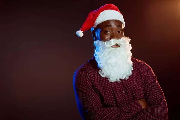 Glada Afrikanska Amerikanska Mannen Santa Hatt Och Skägg Som Poserar — Stockfoto