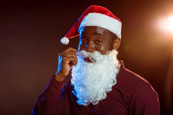 Lycklig Afroamerikanska Man Justera Santa Skägg Svart Med Bakgrundsbelyst — Stockfoto