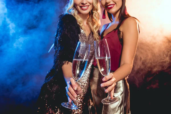 Cropped View Girls Santa Hats Clinking Champagne Glasses New Year — Stock Photo, Image