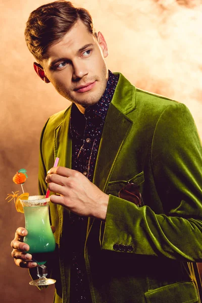 Красивий Чоловік Зеленій Куртці Тримає Алкогольний Коктейль Вечірці Димом — стокове фото