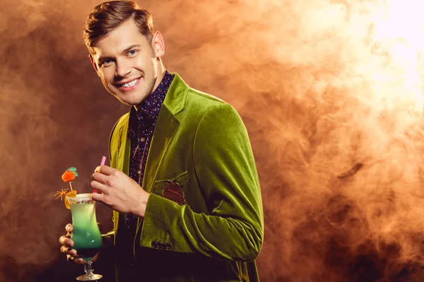 Schöner Lächelnder Mann Grüner Jacke Mit Alkoholcocktail Auf Party Mit — Stockfoto