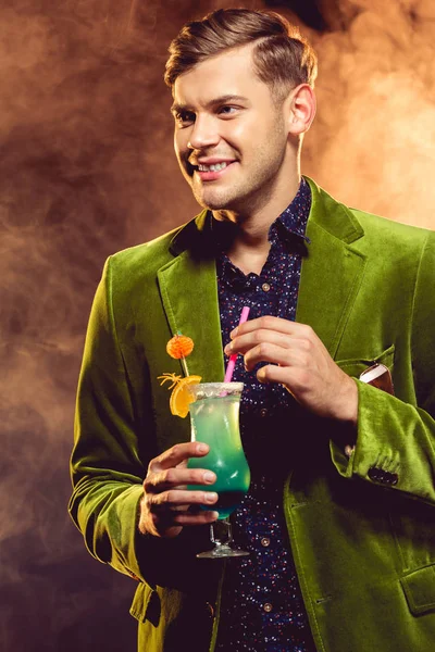 Zâmbitor Jachetă Verde Care Deține Cocktail Dulce Petrecerea Anul Nou — Fotografie de stoc gratuită