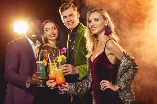 Happy Multi Etnisch Vrienden Rammelende Met Alcohol Cocktails Partij — Gratis stockfoto