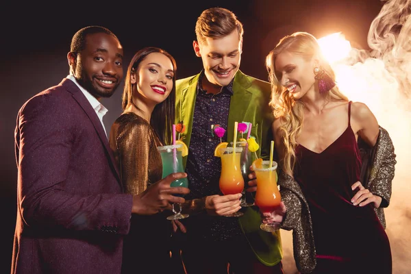 Belos Amigos Multiculturais Sorridentes Segurando Coquetéis Álcool Festa — Fotografia de Stock