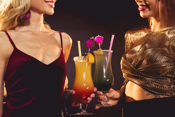 Abgeschnittene Ansicht Glücklicher Freunde Mit Süßen Cocktails — Stockfoto