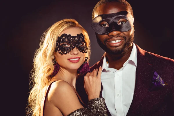 Couple Souriant Multiethnique Glamour Dans Des Masques Carnaval Pour Fête — Photo